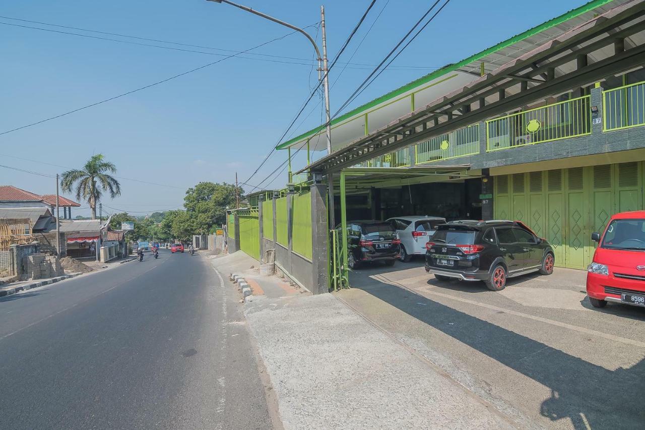 Reddoorz Syariah Near Museum Wisma Karya Subang Exterior photo